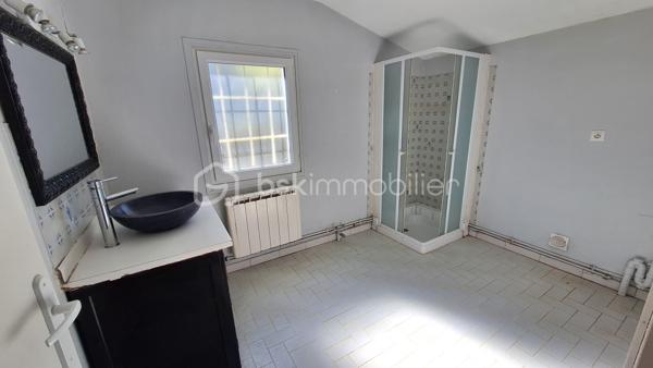 🏡 Coup de cœur – Maison avec grand terrain boisé à deux pas de la Charente – Voulême (86400)
Découvrez cette maison idéalement située au cœur du bourg pittoresque de Voulême, dans un environnement calme et verdoyant.
Elle offre 80 m² habitables et un superbe terrain de 2 360 m², parfait pour les amoureux de nature.

🌿 Un cadre de vie privilégié
Terrain composé d’un jardin de 460 m² et d’un bois privé de 1 900 m².

Grand hangar idéal pour stocker du bois ou aménager un espace de rangement.

Charmant chemin piéton permettant de rejoindre la Charente en quelques minutes.

🏠 La maison
Séjour lumineux équipé d’un insert.

Deux chambres avec accès direct au jardin.

Cuisine, salle d’eau, WC.

Garage attenant et grenier accessible depuis la cuisine.

Intérieur à rénover selon vos envies.

Façade récemment ravalée, un vrai plus pour l’extérieur.

📍 Localisation
À seulement quelques minutes de Civray et Ruffec, avec toutes les commodités : gare, écoles, commerces.
Un emplacement idéal pour une résidence principale ou une maison de vacances en Charente.