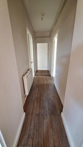 🏡 Coup de cœur – Maison avec grand terrain boisé à deux pas de la Charente – Voulême (86400)
Découvrez cette maison idéalement située au cœur du bourg pittoresque de Voulême, dans un environnement calme et verdoyant.
Elle offre 80 m² habitables et un superbe terrain de 2 360 m², parfait pour les amoureux de nature.

🌿 Un cadre de vie privilégié
Terrain composé d’un jardin de 460 m² et d’un bois privé de 1 900 m².

Grand hangar idéal pour stocker du bois ou aménager un espace de rangement.

Charmant chemin piéton permettant de rejoindre la Charente en quelques minutes.

🏠 La maison
Séjour lumineux équipé d’un insert.

Deux chambres avec accès direct au jardin.

Cuisine, salle d’eau, WC.

Garage attenant et grenier accessible depuis la cuisine.

Intérieur à rénover selon vos envies.

Façade récemment ravalée, un vrai plus pour l’extérieur.

📍 Localisation
À seulement quelques minutes de Civray et Ruffec, avec toutes les commodités : gare, écoles, commerces.
Un emplacement idéal pour une résidence principale ou une maison de vacances en Charente.