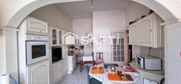 Immeuble de logements avec garages, terrasse et cour idéal investisseurs