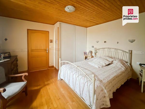 Ancienne ferme avec 2 maisons - étable - séchoir - 2 hangars - 22 hectares