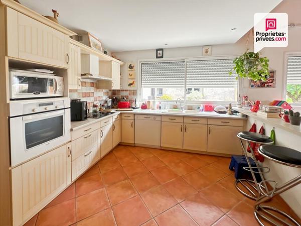 Ancienne ferme avec 2 maisons - étable - séchoir - 2 hangars - 22 hectares