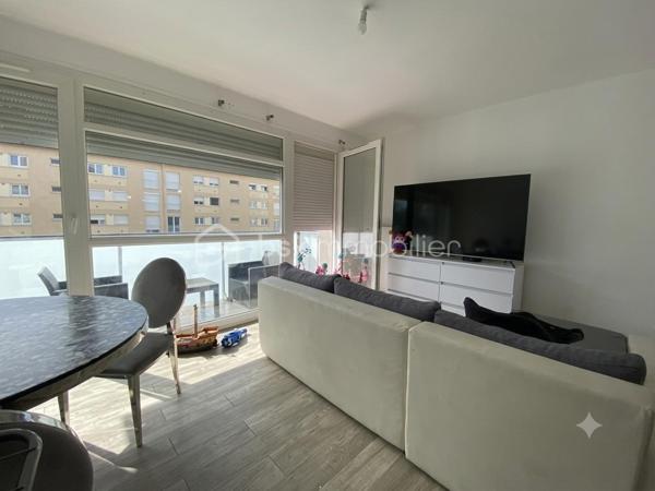 ** POUR INVESTISSEUR **
A proximité immédiate du centre ville de Petit-Couronne, je vous invite à découvrir ce bel appartement F3 "vendu loué" de 57m² Carrez, situé au 2e étage, dans une résidence de plusieurs immeubles avec parking. Il comprend une entrée avec placards, une cuisine aménagée, un séjour/salon, deux belles chambres, une salle d'eau et un WC indépendant. Il dispose également d'une cave privative en sous-sol. Possibilité de stationnement sur un parking résidentiel prévu à cet effet.
Loyer mensuel: 530€, avec bail en cours en date du 4 Août 2023. Les charges de copropriétés sont de 325€ / trimestre. La taxe foncière s'élève à 886€.
Contactez moi pour plus de renseignements sur cette opportunité ! VISITE VIRTUELLE SUR DEMANDE