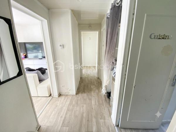 ** POUR INVESTISSEUR **
A proximité immédiate du centre ville de Petit-Couronne, je vous invite à découvrir ce bel appartement F3 "vendu loué" de 57m² Carrez, situé au 2e étage, dans une résidence de plusieurs immeubles avec parking. Il comprend une entrée avec placards, une cuisine aménagée, un séjour/salon, deux belles chambres, une salle d'eau et un WC indépendant. Il dispose également d'une cave privative en sous-sol. Possibilité de stationnement sur un parking résidentiel prévu à cet effet.
Loyer mensuel: 530€, avec bail en cours en date du 4 Août 2023. Les charges de copropriétés sont de 325€ / trimestre. La taxe foncière s'élève à 886€.
Contactez moi pour plus de renseignements sur cette opportunité ! VISITE VIRTUELLE SUR DEMANDE