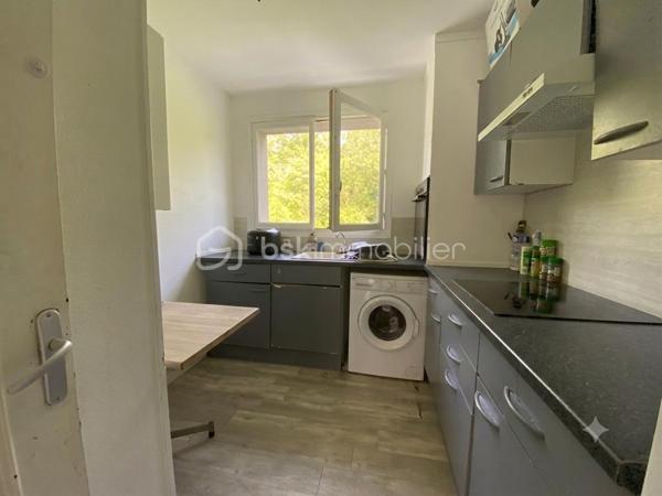 ** POUR INVESTISSEUR **
A proximité immédiate du centre ville de Petit-Couronne, je vous invite à découvrir ce bel appartement F3 "vendu loué" de 57m² Carrez, situé au 2e étage, dans une résidence de plusieurs immeubles avec parking. Il comprend une entrée avec placards, une cuisine aménagée, un séjour/salon, deux belles chambres, une salle d'eau et un WC indépendant. Il dispose également d'une cave privative en sous-sol. Possibilité de stationnement sur un parking résidentiel prévu à cet effet.
Loyer mensuel: 530€, avec bail en cours en date du 4 Août 2023. Les charges de copropriétés sont de 325€ / trimestre. La taxe foncière s'élève à 886€.
Contactez moi pour plus de renseignements sur cette opportunité ! VISITE VIRTUELLE SUR DEMANDE