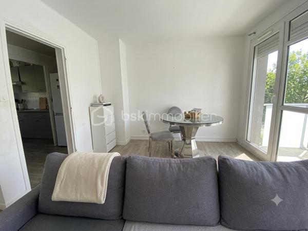 ** POUR INVESTISSEUR **
A proximité immédiate du centre ville de Petit-Couronne, je vous invite à découvrir ce bel appartement F3 "vendu loué" de 57m² Carrez, situé au 2e étage, dans une résidence de plusieurs immeubles avec parking. Il comprend une entrée avec placards, une cuisine aménagée, un séjour/salon, deux belles chambres, une salle d'eau et un WC indépendant. Il dispose également d'une cave privative en sous-sol. Possibilité de stationnement sur un parking résidentiel prévu à cet effet.
Loyer mensuel: 530€, avec bail en cours en date du 4 Août 2023. Les charges de copropriétés sont de 325€ / trimestre. La taxe foncière s'élève à 886€.
Contactez moi pour plus de renseignements sur cette opportunité ! VISITE VIRTUELLE SUR DEMANDE
