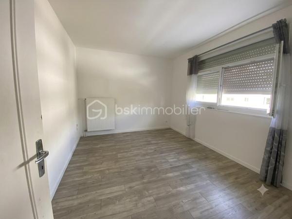 ** POUR INVESTISSEUR **
A proximité immédiate du centre ville de Petit-Couronne, je vous invite à découvrir ce bel appartement F3 "vendu loué" de 57m² Carrez, situé au 2e étage, dans une résidence de plusieurs immeubles avec parking. Il comprend une entrée avec placards, une cuisine aménagée, un séjour/salon, deux belles chambres, une salle d'eau et un WC indépendant. Il dispose également d'une cave privative en sous-sol. Possibilité de stationnement sur un parking résidentiel prévu à cet effet.
Loyer mensuel: 530€, avec bail en cours en date du 4 Août 2023. Les charges de copropriétés sont de 325€ / trimestre. La taxe foncière s'élève à 886€.
Contactez moi pour plus de renseignements sur cette opportunité ! VISITE VIRTUELLE SUR DEMANDE