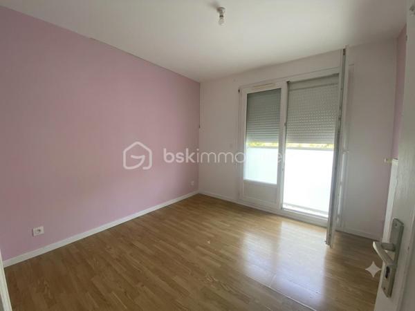 ** POUR INVESTISSEUR **
A proximité immédiate du centre ville de Petit-Couronne, je vous invite à découvrir ce bel appartement F3 "vendu loué" de 57m² Carrez, situé au 2e étage, dans une résidence de plusieurs immeubles avec parking. Il comprend une entrée avec placards, une cuisine aménagée, un séjour/salon, deux belles chambres, une salle d'eau et un WC indépendant. Il dispose également d'une cave privative en sous-sol. Possibilité de stationnement sur un parking résidentiel prévu à cet effet.
Loyer mensuel: 530€, avec bail en cours en date du 4 Août 2023. Les charges de copropriétés sont de 325€ / trimestre. La taxe foncière s'élève à 886€.
Contactez moi pour plus de renseignements sur cette opportunité ! VISITE VIRTUELLE SUR DEMANDE