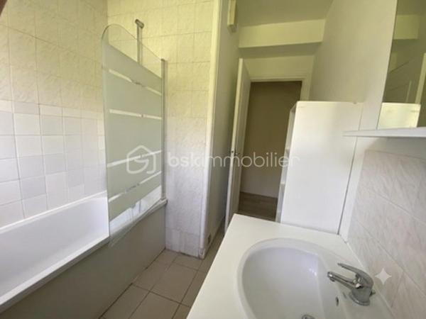 ** POUR INVESTISSEUR **
A proximité immédiate du centre ville de Petit-Couronne, je vous invite à découvrir ce bel appartement F3 "vendu loué" de 57m² Carrez, situé au 2e étage, dans une résidence de plusieurs immeubles avec parking. Il comprend une entrée avec placards, une cuisine aménagée, un séjour/salon, deux belles chambres, une salle d'eau et un WC indépendant. Il dispose également d'une cave privative en sous-sol. Possibilité de stationnement sur un parking résidentiel prévu à cet effet.
Loyer mensuel: 530€, avec bail en cours en date du 4 Août 2023. Les charges de copropriétés sont de 325€ / trimestre. La taxe foncière s'élève à 886€.
Contactez moi pour plus de renseignements sur cette opportunité ! VISITE VIRTUELLE SUR DEMANDE