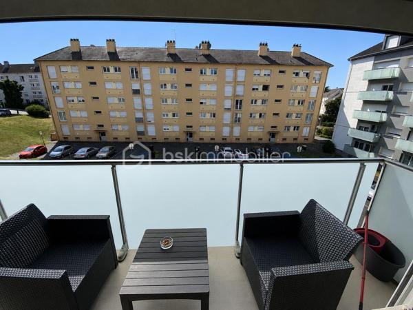 ** POUR INVESTISSEUR **
A proximité immédiate du centre ville de Petit-Couronne, je vous invite à découvrir ce bel appartement F3 "vendu loué" de 57m² Carrez, situé au 2e étage, dans une résidence de plusieurs immeubles avec parking. Il comprend une entrée avec placards, une cuisine aménagée, un séjour/salon, deux belles chambres, une salle d'eau et un WC indépendant. Il dispose également d'une cave privative en sous-sol. Possibilité de stationnement sur un parking résidentiel prévu à cet effet.
Loyer mensuel: 530€, avec bail en cours en date du 4 Août 2023. Les charges de copropriétés sont de 325€ / trimestre. La taxe foncière s'élève à 886€.
Contactez moi pour plus de renseignements sur cette opportunité ! VISITE VIRTUELLE SUR DEMANDE