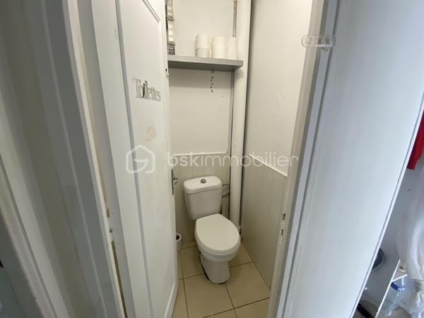 ** POUR INVESTISSEUR **
A proximité immédiate du centre ville de Petit-Couronne, je vous invite à découvrir ce bel appartement F3 "vendu loué" de 57m² Carrez, situé au 2e étage, dans une résidence de plusieurs immeubles avec parking. Il comprend une entrée avec placards, une cuisine aménagée, un séjour/salon, deux belles chambres, une salle d'eau et un WC indépendant. Il dispose également d'une cave privative en sous-sol. Possibilité de stationnement sur un parking résidentiel prévu à cet effet.
Loyer mensuel: 530€, avec bail en cours en date du 4 Août 2023. Les charges de copropriétés sont de 325€ / trimestre. La taxe foncière s'élève à 886€.
Contactez moi pour plus de renseignements sur cette opportunité ! VISITE VIRTUELLE SUR DEMANDE