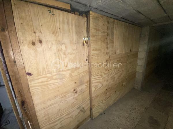 ** POUR INVESTISSEUR **
A proximité immédiate du centre ville de Petit-Couronne, je vous invite à découvrir ce bel appartement F3 "vendu loué" de 57m² Carrez, situé au 2e étage, dans une résidence de plusieurs immeubles avec parking. Il comprend une entrée avec placards, une cuisine aménagée, un séjour/salon, deux belles chambres, une salle d'eau et un WC indépendant. Il dispose également d'une cave privative en sous-sol. Possibilité de stationnement sur un parking résidentiel prévu à cet effet.
Loyer mensuel: 530€, avec bail en cours en date du 4 Août 2023. Les charges de copropriétés sont de 325€ / trimestre. La taxe foncière s'élève à 886€.
Contactez moi pour plus de renseignements sur cette opportunité ! VISITE VIRTUELLE SUR DEMANDE
