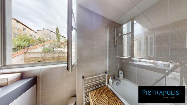 Appartement T3 de  56m2 (66m2 au sol) a deux pas de la Croix Rousse
