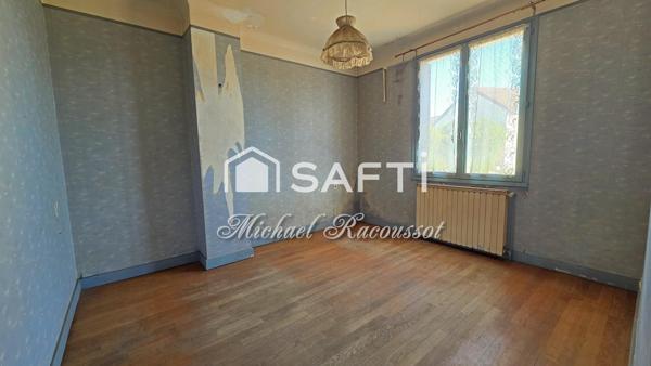 Maison de 100 m² à rénover – 3 chambres – Garages et jardin