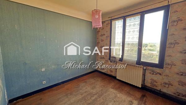 Maison de 100 m² à rénover – 3 chambres – Garages et jardin