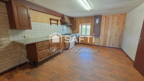 Maison de 100 m² à rénover – 3 chambres – Garages et jardin