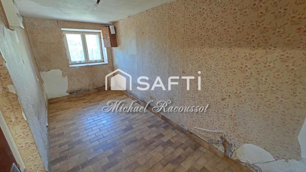 Maison de 100 m² à rénover – 3 chambres – Garages et jardin