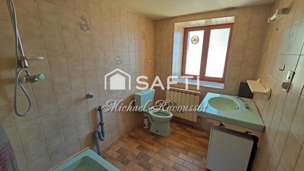 Maison de 100 m² à rénover – 3 chambres – Garages et jardin