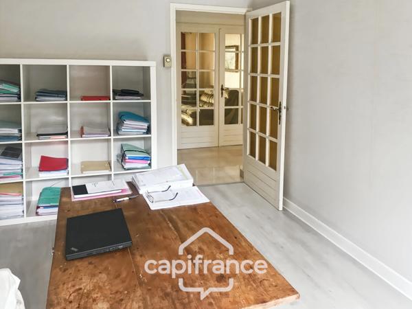 Maison à vendre 9 pièces MONTLUCON (03) sur terrain de 3600 m2 avec piscine et puits .