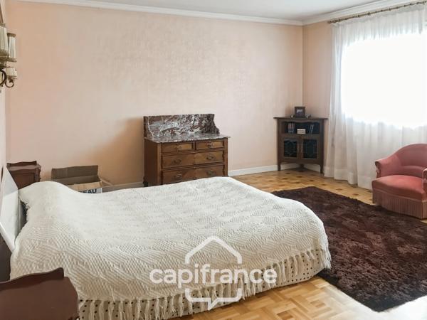 Maison à vendre 9 pièces MONTLUCON (03) sur terrain de 3600 m2 avec piscine et puits .