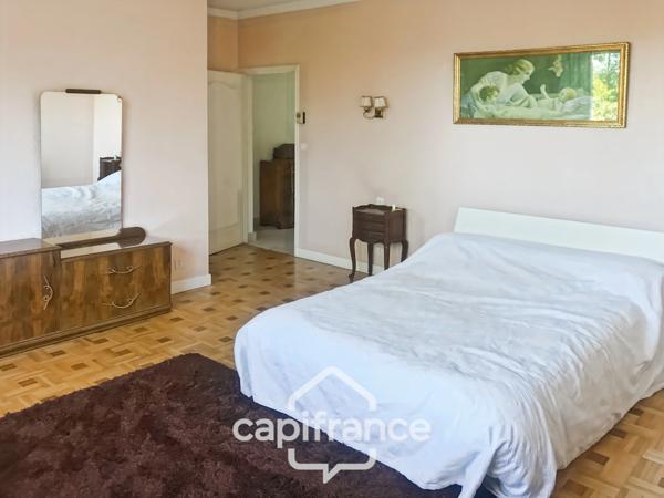 Maison à vendre 9 pièces MONTLUCON (03) sur terrain de 3600 m2 avec piscine et puits .