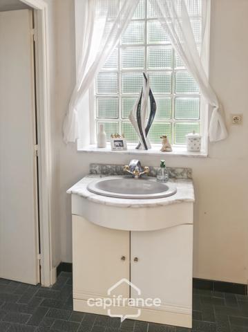 Maison à vendre 9 pièces MONTLUCON (03) sur terrain de 3600 m2 avec piscine et puits .