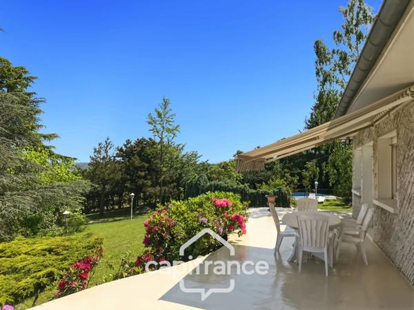 Maison à vendre 9 pièces MONTLUCON (03) sur terrain de 3600 m2 avec piscine et puits .