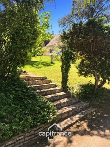 Maison à vendre 9 pièces MONTLUCON (03) sur terrain de 3600 m2 avec piscine et puits .