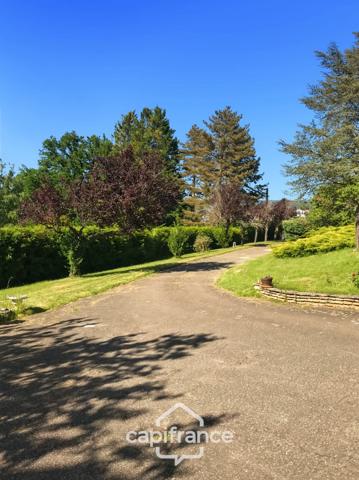 Maison à vendre 9 pièces MONTLUCON (03) sur terrain de 3600 m2 avec piscine et puits .