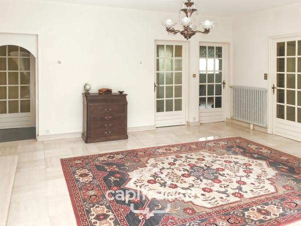 Maison à vendre 9 pièces MONTLUCON (03) sur terrain de 3600 m2 avec piscine et puits .