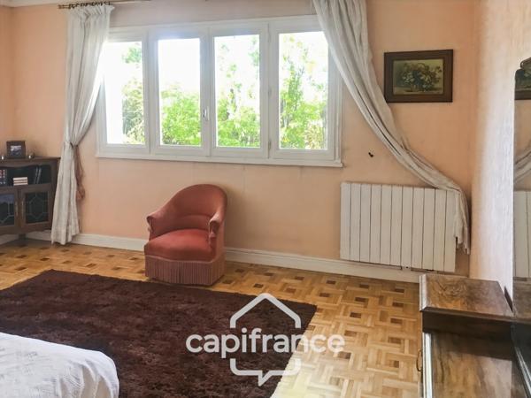 Maison à vendre 9 pièces MONTLUCON (03) sur terrain de 3600 m2 avec piscine et puits .