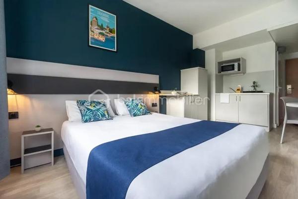 Situé dans la résidence City Résidence Strasbourg, à quelques minutes à pied de la gare TGV, ce studio constitue une opportunité idéale pour un investisseur à la recherche d'un placement sécurisé dans l'une des villes les plus dynamiques de France.

Ce studio est issu d'un lot de deux studios situés sur le même étage de la résidence. Les deux biens sont proposés à la vente et peuvent être acquis ensemble ou séparément, selon votre projet d'investissement.

📍 Emplacement stratégique :

Gare SNCF de Strasbourg accessible à pied
Centre-ville et quartier d'affaires à proximité immédiate
Accès rapide aux institutions européennes
Forte attractivité touristique, étudiante et professionnelle

🏠 Le bien :

Studio de type T1
Surface : 20,40 m²
Situé au 3ᵉ étage
Chambre 371
Espace de vie fonctionnel avec kitchenette
Salle d'eau avec WC
Résidence exploitée professionnellement

💡 Les points forts :

Investissement locatif géré
Aucune gestion quotidienne du locataire
Secteur à forte demande
Résidence reconnue et idéalement située
Produit adapté aux investisseurs recherchant des revenus réguliers

Strasbourg bénéficie d'un marché locatif dynamique porté par son statut de capitale européenne, son bassin d'emploi attractif et son important flux de voyageurs professionnels.

📊 Informations financières, visite, bail commercial et rentabilité disponibles sur demande.

Amine EL AMRANI
BSK Immobilier