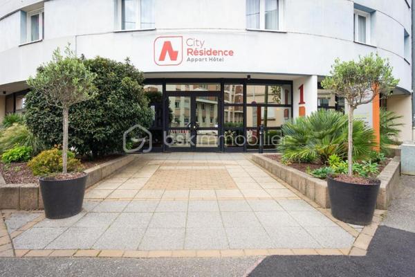 Situé dans la résidence City Résidence Strasbourg, à quelques minutes à pied de la gare TGV, ce studio constitue une opportunité idéale pour un investisseur à la recherche d'un placement sécurisé dans l'une des villes les plus dynamiques de France.

Ce studio est issu d'un lot de deux studios situés sur le même étage de la résidence. Les deux biens sont proposés à la vente et peuvent être acquis ensemble ou séparément, selon votre projet d'investissement.

📍 Emplacement stratégique :

Gare SNCF de Strasbourg accessible à pied
Centre-ville et quartier d'affaires à proximité immédiate
Accès rapide aux institutions européennes
Forte attractivité touristique, étudiante et professionnelle

🏠 Le bien :

Studio de type T1
Surface : 20,40 m²
Situé au 3ᵉ étage
Chambre 371
Espace de vie fonctionnel avec kitchenette
Salle d'eau avec WC
Résidence exploitée professionnellement

💡 Les points forts :

Investissement locatif géré
Aucune gestion quotidienne du locataire
Secteur à forte demande
Résidence reconnue et idéalement située
Produit adapté aux investisseurs recherchant des revenus réguliers

Strasbourg bénéficie d'un marché locatif dynamique porté par son statut de capitale européenne, son bassin d'emploi attractif et son important flux de voyageurs professionnels.

📊 Informations financières, visite, bail commercial et rentabilité disponibles sur demande.

Amine EL AMRANI
BSK Immobilier