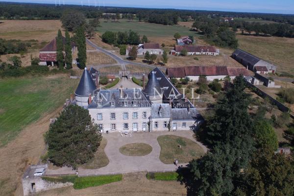 Exceptionnel château XV-XVI et XIXe avec son hameau et ses 108 hectares