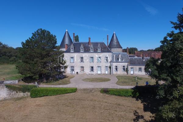 Exceptionnel château XV-XVI et XIXe avec son hameau et ses 108 hectares