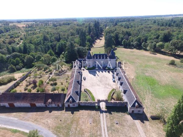 Exceptionnel château XV-XVI et XIXe avec son hameau et ses 108 hectares