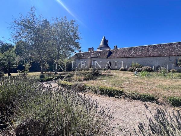 Exceptionnel château XV-XVI et XIXe avec son hameau et ses 108 hectares
