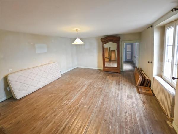 61380  Moulins La Marche maison de ville 202 m²  6 chambres, terrain 805 m²