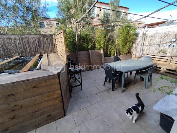 Chez BSK Immobilier, David O6O3553368 vous propose cette villa à Saint-André-de-Sangonis, commune disposant de toutes les commodités (écoles, collèges, ...), de commerces (de proximité et supermarché) et d'un accès direct à l'autoroute A750 desservant Montpellier en 20 minutes.
Cette maison mitoyenne d'un seul côté est constituée :
-A rez-de-chaussée, un garage avec un accès sur un grand séjour/cuisine et un wc indépendant.
A l'étage, 3 chambres et une salle de bain.
A l'extérieur, 2 endroits de chaque côté de la demeure pour profiter toute la journée du jardin
Pour plus de renseignements, contacter David O6O3553368