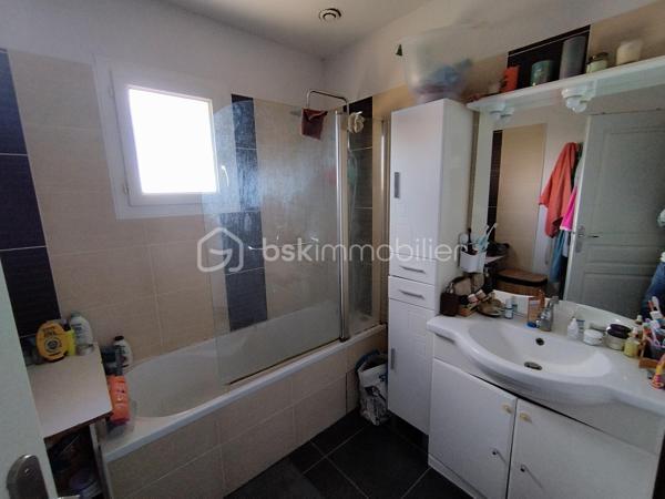 Chez BSK Immobilier, David O6O3553368 vous propose cette villa à Saint-André-de-Sangonis, commune disposant de toutes les commodités (écoles, collèges, ...), de commerces (de proximité et supermarché) et d'un accès direct à l'autoroute A750 desservant Montpellier en 20 minutes.
Cette maison mitoyenne d'un seul côté est constituée :
-A rez-de-chaussée, un garage avec un accès sur un grand séjour/cuisine et un wc indépendant.
A l'étage, 3 chambres et une salle de bain.
A l'extérieur, 2 endroits de chaque côté de la demeure pour profiter toute la journée du jardin
Pour plus de renseignements, contacter David O6O3553368