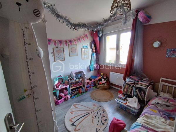 Chez BSK Immobilier, David O6O3553368 vous propose cette villa à Saint-André-de-Sangonis, commune disposant de toutes les commodités (écoles, collèges, ...), de commerces (de proximité et supermarché) et d'un accès direct à l'autoroute A750 desservant Montpellier en 20 minutes.
Cette maison mitoyenne d'un seul côté est constituée :
-A rez-de-chaussée, un garage avec un accès sur un grand séjour/cuisine et un wc indépendant.
A l'étage, 3 chambres et une salle de bain.
A l'extérieur, 2 endroits de chaque côté de la demeure pour profiter toute la journée du jardin
Pour plus de renseignements, contacter David O6O3553368