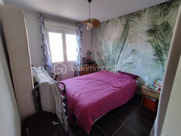 Chez BSK Immobilier, David O6O3553368 vous propose cette villa à Saint-André-de-Sangonis, commune disposant de toutes les commodités (écoles, collèges, ...), de commerces (de proximité et supermarché) et d'un accès direct à l'autoroute A750 desservant Montpellier en 20 minutes.
Cette maison mitoyenne d'un seul côté est constituée :
-A rez-de-chaussée, un garage avec un accès sur un grand séjour/cuisine et un wc indépendant.
A l'étage, 3 chambres et une salle de bain.
A l'extérieur, 2 endroits de chaque côté de la demeure pour profiter toute la journée du jardin
Pour plus de renseignements, contacter David O6O3553368