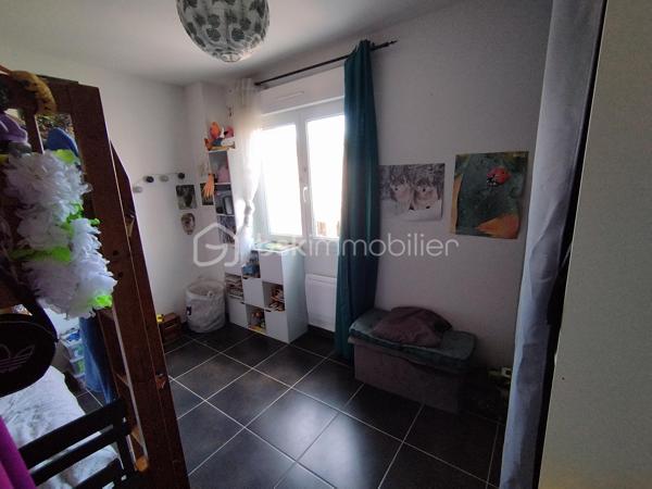 Chez BSK Immobilier, David O6O3553368 vous propose cette villa à Saint-André-de-Sangonis, commune disposant de toutes les commodités (écoles, collèges, ...), de commerces (de proximité et supermarché) et d'un accès direct à l'autoroute A750 desservant Montpellier en 20 minutes.
Cette maison mitoyenne d'un seul côté est constituée :
-A rez-de-chaussée, un garage avec un accès sur un grand séjour/cuisine et un wc indépendant.
A l'étage, 3 chambres et une salle de bain.
A l'extérieur, 2 endroits de chaque côté de la demeure pour profiter toute la journée du jardin
Pour plus de renseignements, contacter David O6O3553368