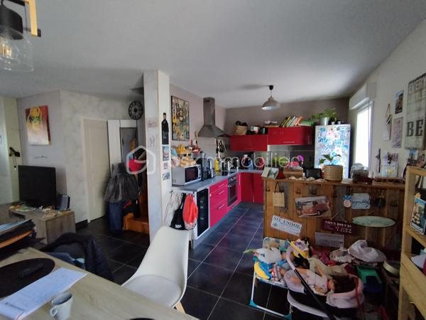 Chez BSK Immobilier, David O6O3553368 vous propose cette villa à Saint-André-de-Sangonis, commune disposant de toutes les commodités (écoles, collèges, ...), de commerces (de proximité et supermarché) et d'un accès direct à l'autoroute A750 desservant Montpellier en 20 minutes.
Cette maison mitoyenne d'un seul côté est constituée :
-A rez-de-chaussée, un garage avec un accès sur un grand séjour/cuisine et un wc indépendant.
A l'étage, 3 chambres et une salle de bain.
A l'extérieur, 2 endroits de chaque côté de la demeure pour profiter toute la journée du jardin
Pour plus de renseignements, contacter David O6O3553368