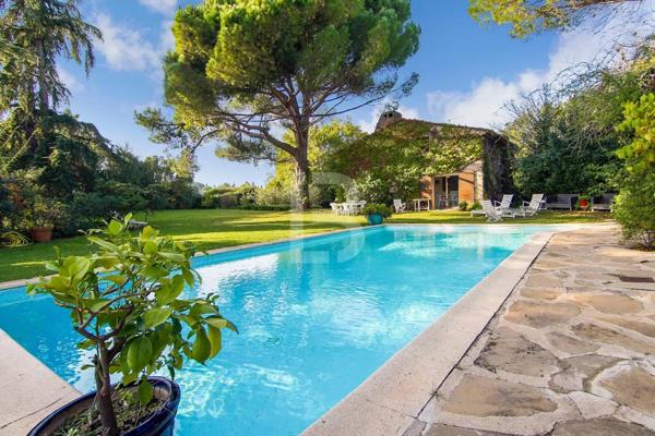 Propriété de caractère avec piscine, à vendre à Mougins.