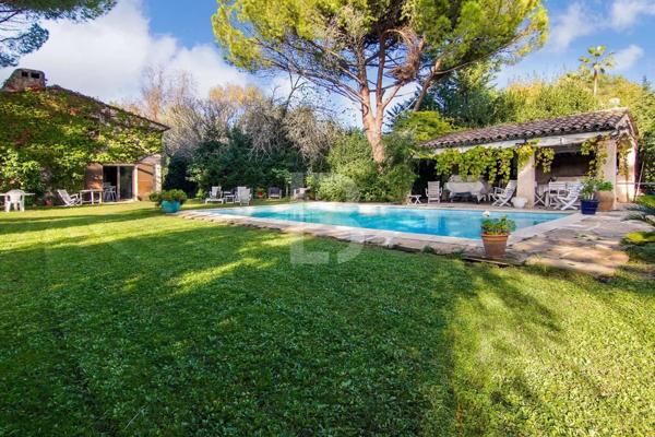 Propriété de caractère avec piscine, à vendre à Mougins.
