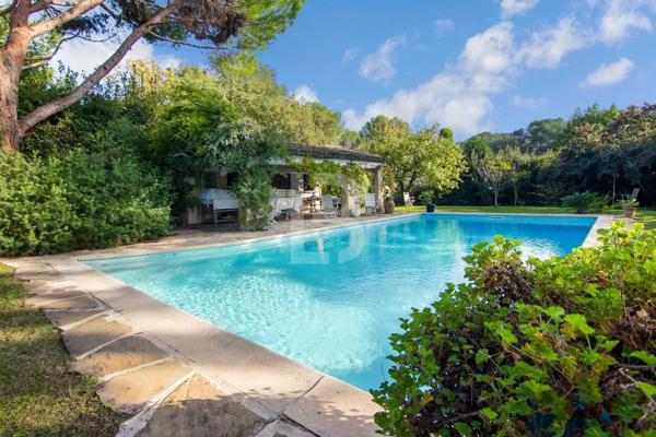Propriété de caractère avec piscine, à vendre à Mougins.