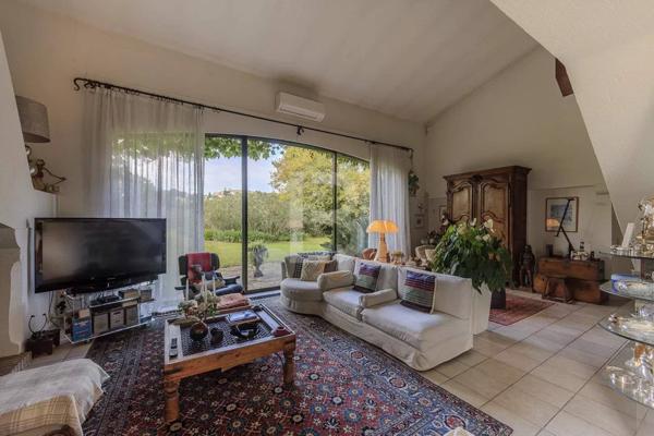 Propriété de caractère avec piscine, à vendre à Mougins.