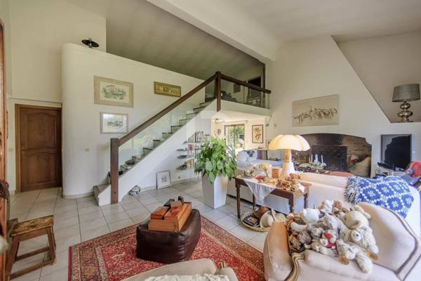 Propriété de caractère avec piscine, à vendre à Mougins.