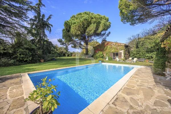 Propriété de caractère avec piscine, à vendre à Mougins.