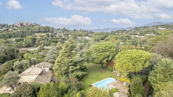 Propriété de caractère avec piscine, à vendre à Mougins.